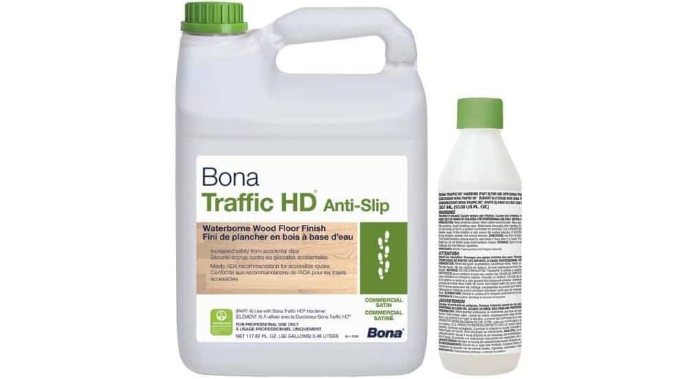 Dunk med Bona Traffic HD® anti-slip PU-lak til behandling af trætrapper, præsenteret på en hvid baggrund.