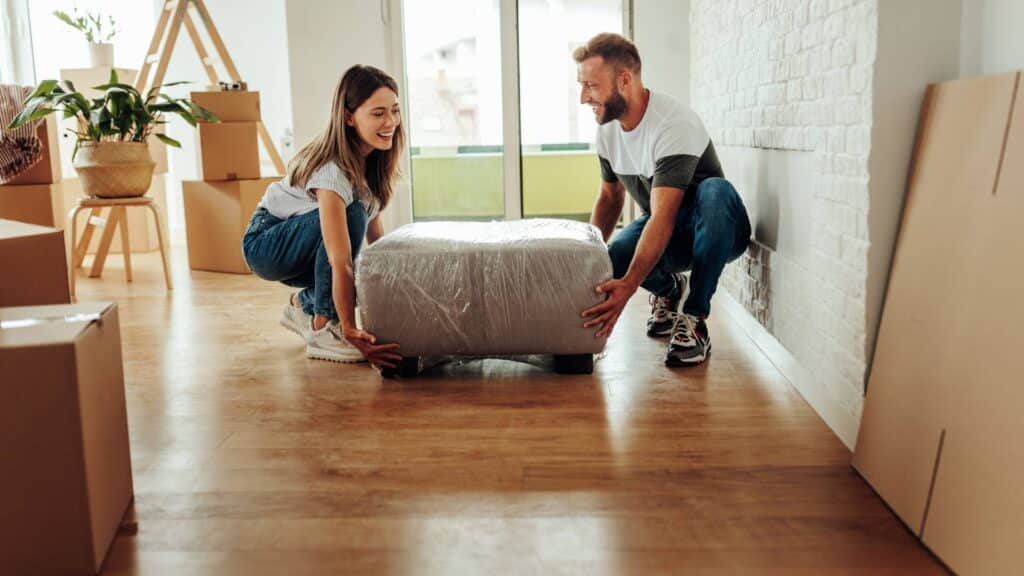 Et par flytter møbler på trægulvet i deres hjem, hvilket ikke er godt, da det kan forårsage ridser og skader på gulvet, der er uønskede.