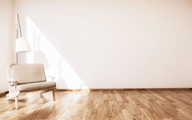 Et dejligt rum med et smukt olieret trægulv. En stol med en lampe på højre side - indbydende indretning med kvalitetsgulv.
