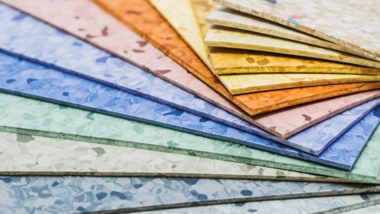 Flere typer linoleum af forskellige farver og nuancer med samme mønster